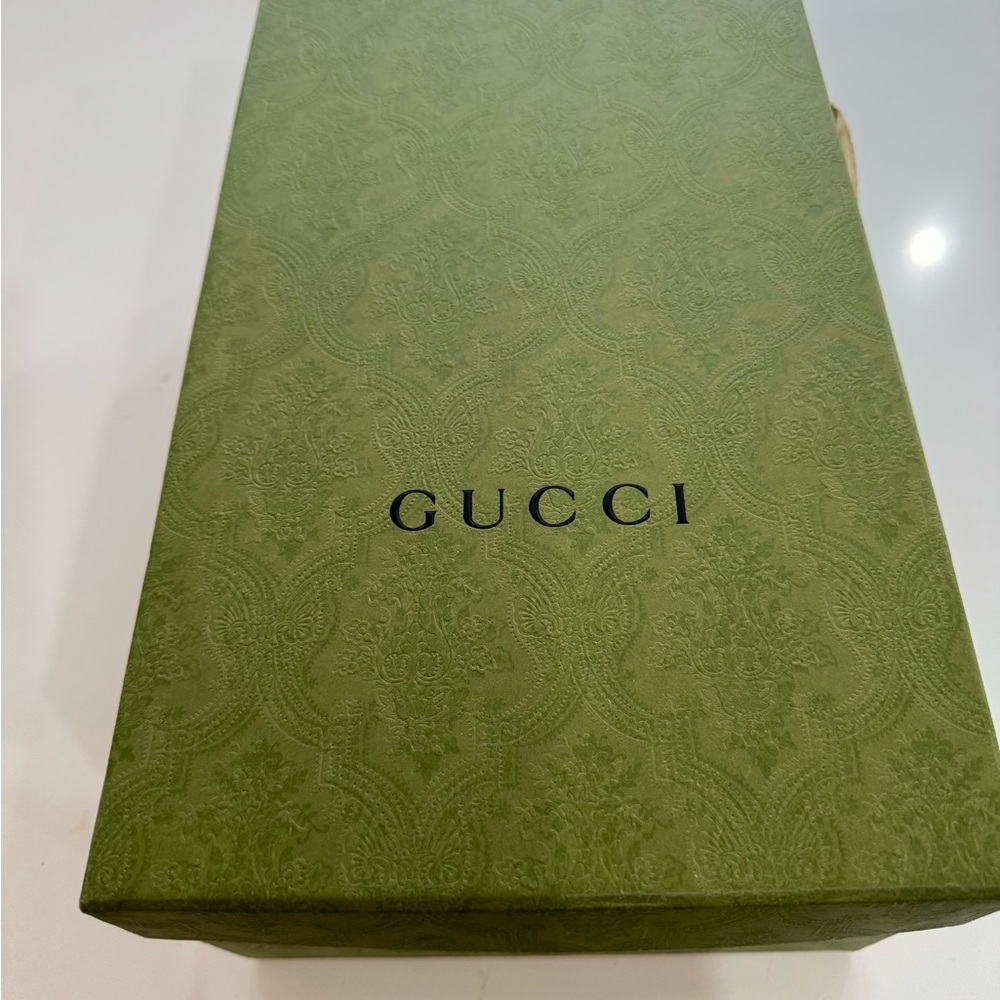 Gucci sneakers brand new size 39 never worn. Got has a gift too big for me.